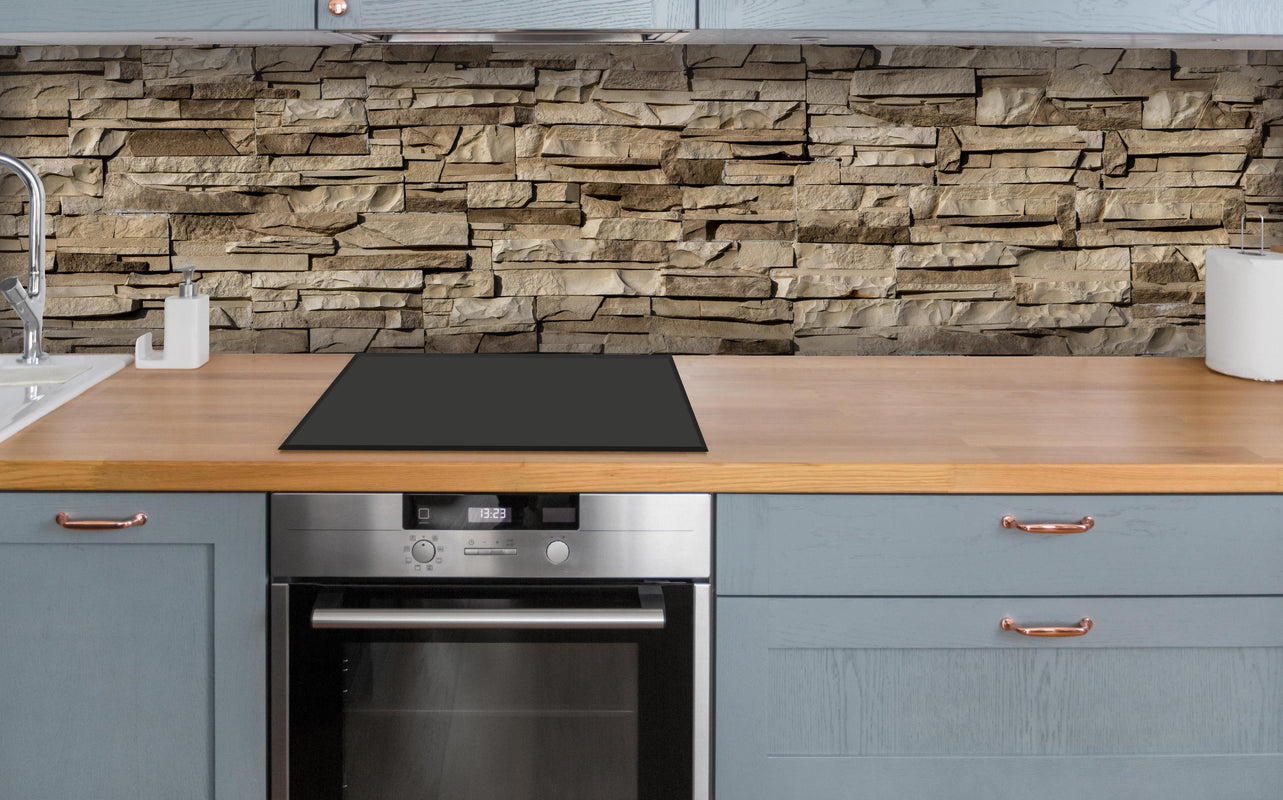 Küche - Nahtlose Textur von Klinkerfliesen - Dunkel über polierter Holzarbeitsplatte mit Cerankochfeld