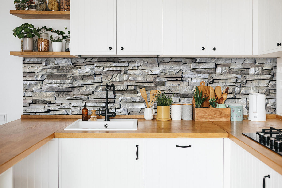 Küche - Nahtlose Textur von Klinkerfliesen in weißer Küche hinter Gewürzen und Kochlöffeln aus Holz