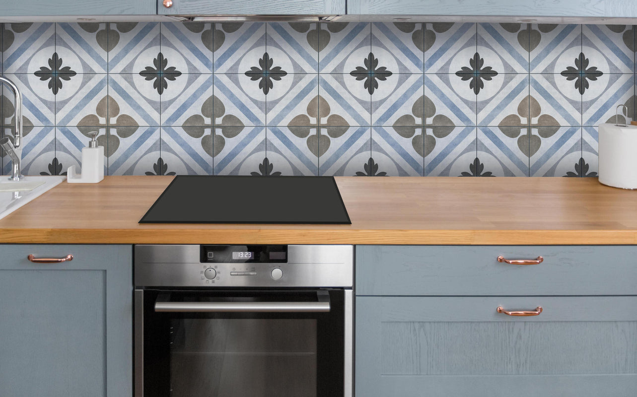 Küche - Nahtlose blau weiß graue vintage Fliesen über polierter Holzarbeitsplatte mit Cerankochfeld