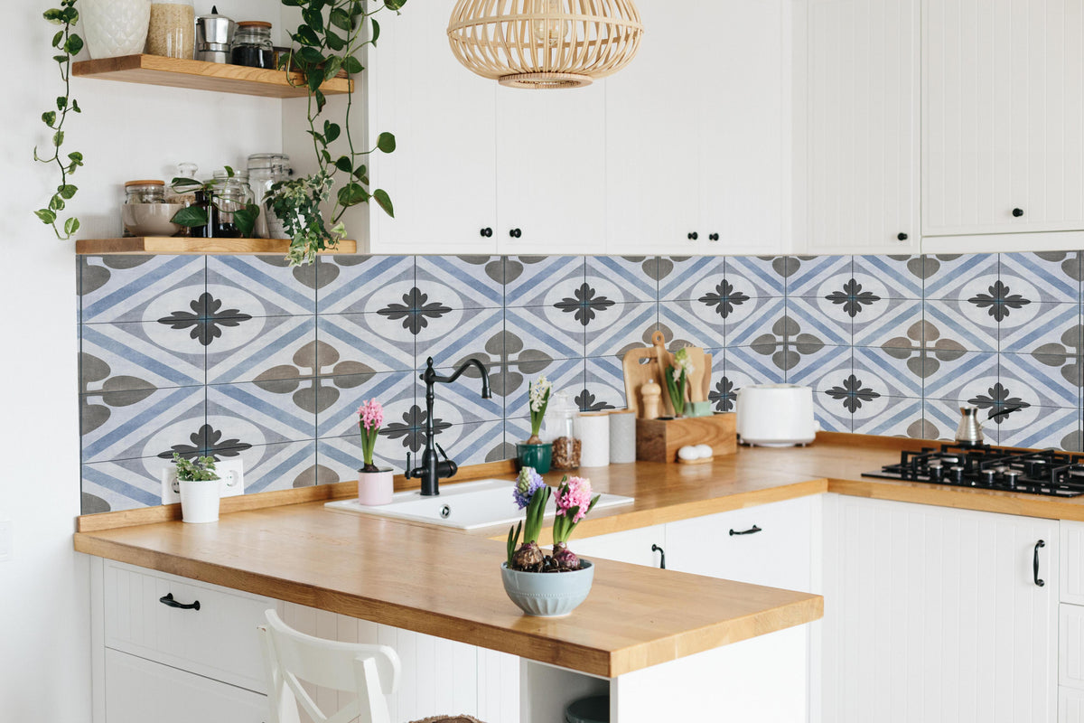 Küche - Nahtlose blau weiß graue vintage Fliesen in lebendiger Küche mit bunten Blumen