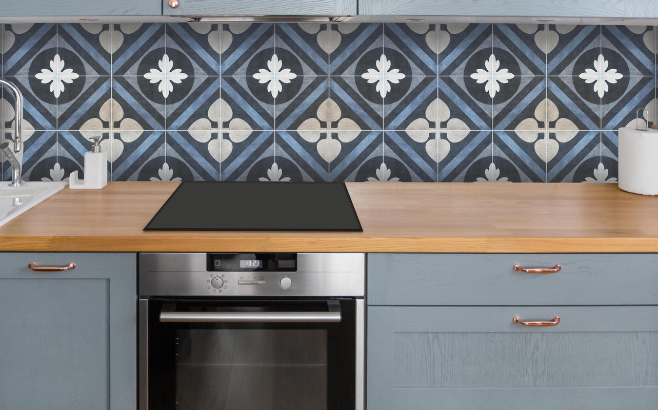 Küche - Nahtlose blau weiße vintage Fliesen über polierter Holzarbeitsplatte mit Cerankochfeld