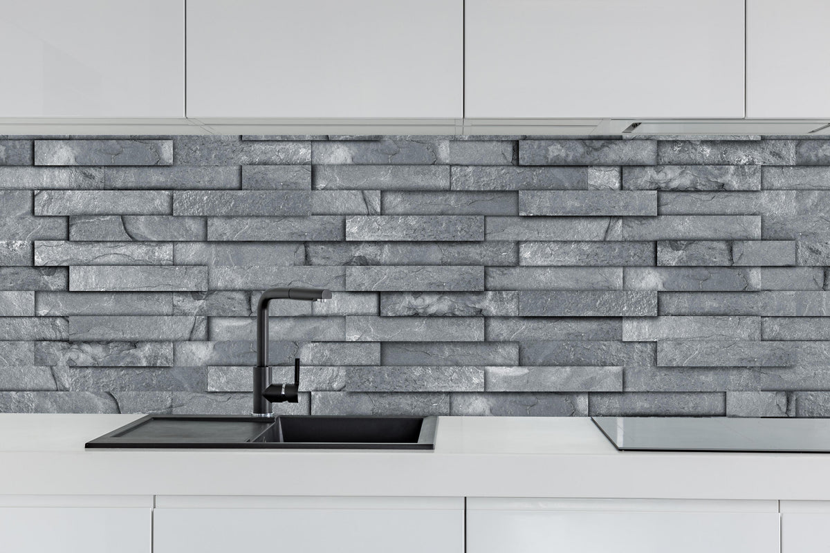 Küche - Nahtlose graue Schiefersteinwand Textur hinter weißen Hochglanz-Küchenregalen und schwarzem Wasserhahn