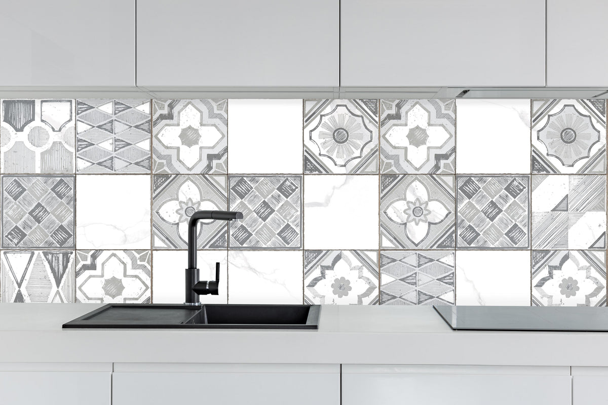 Küche - Nahtloses monochromes Muster hinter weißen Hochglanz-Küchenregalen und schwarzem Wasserhahn