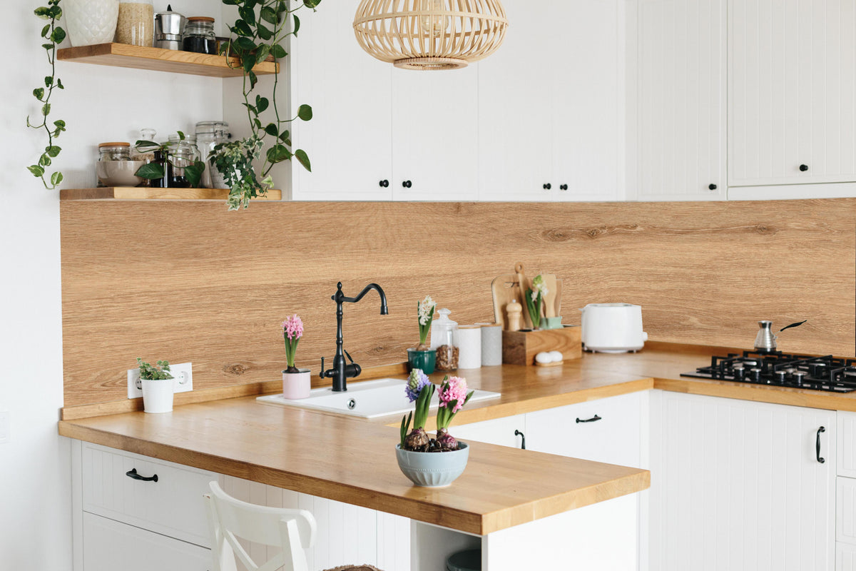 Küche - Natürliche Bambusholz Planke in lebendiger Küche mit bunten Blumen