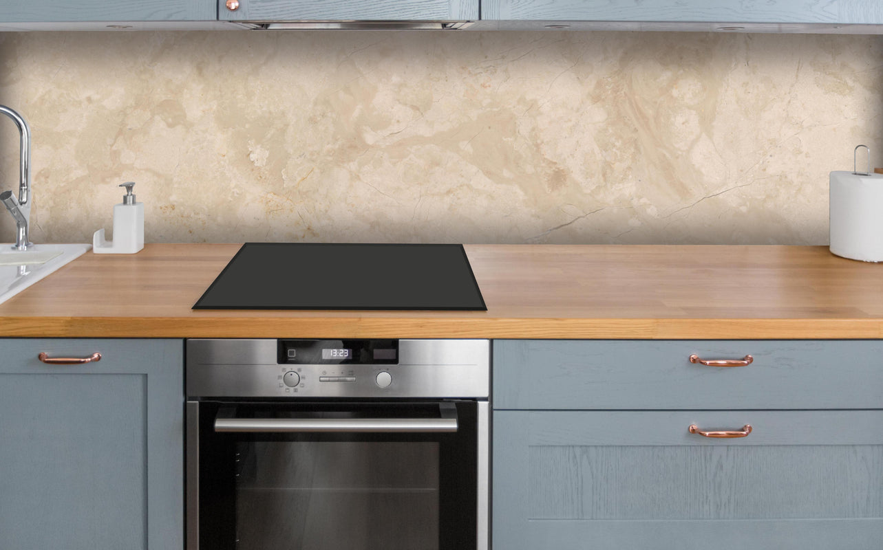 Küche - Natürliche Beige Marmor Textur über polierter Holzarbeitsplatte mit Cerankochfeld