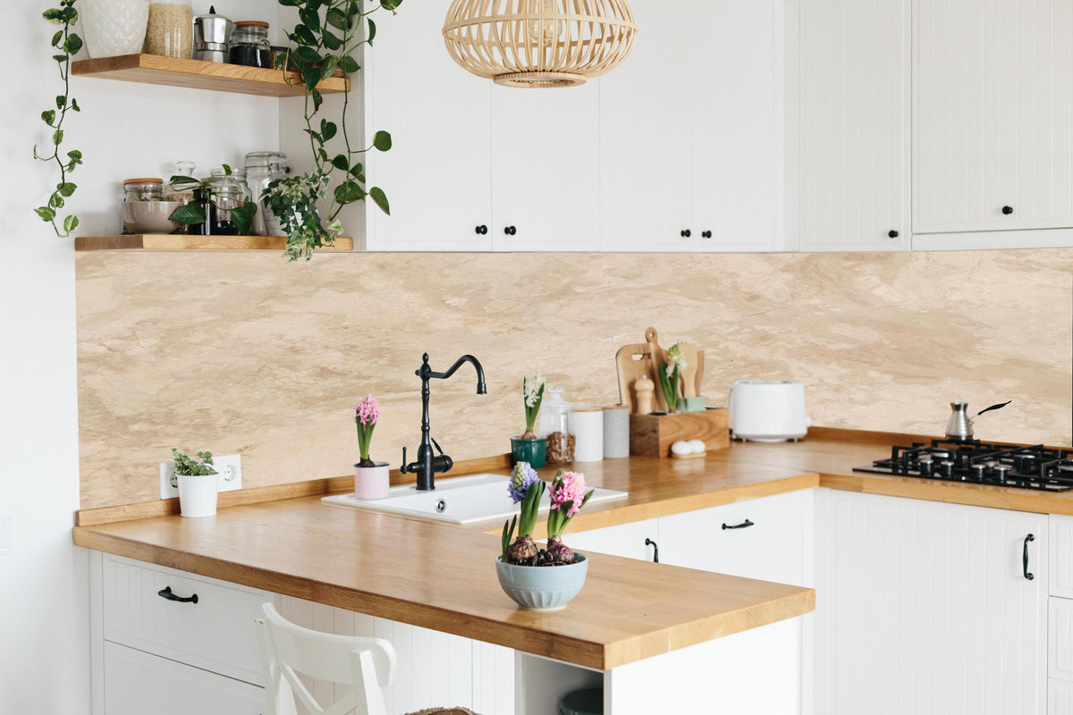 Küche - Natürliche Beige Marmor Textur in lebendiger Küche mit bunten Blumen