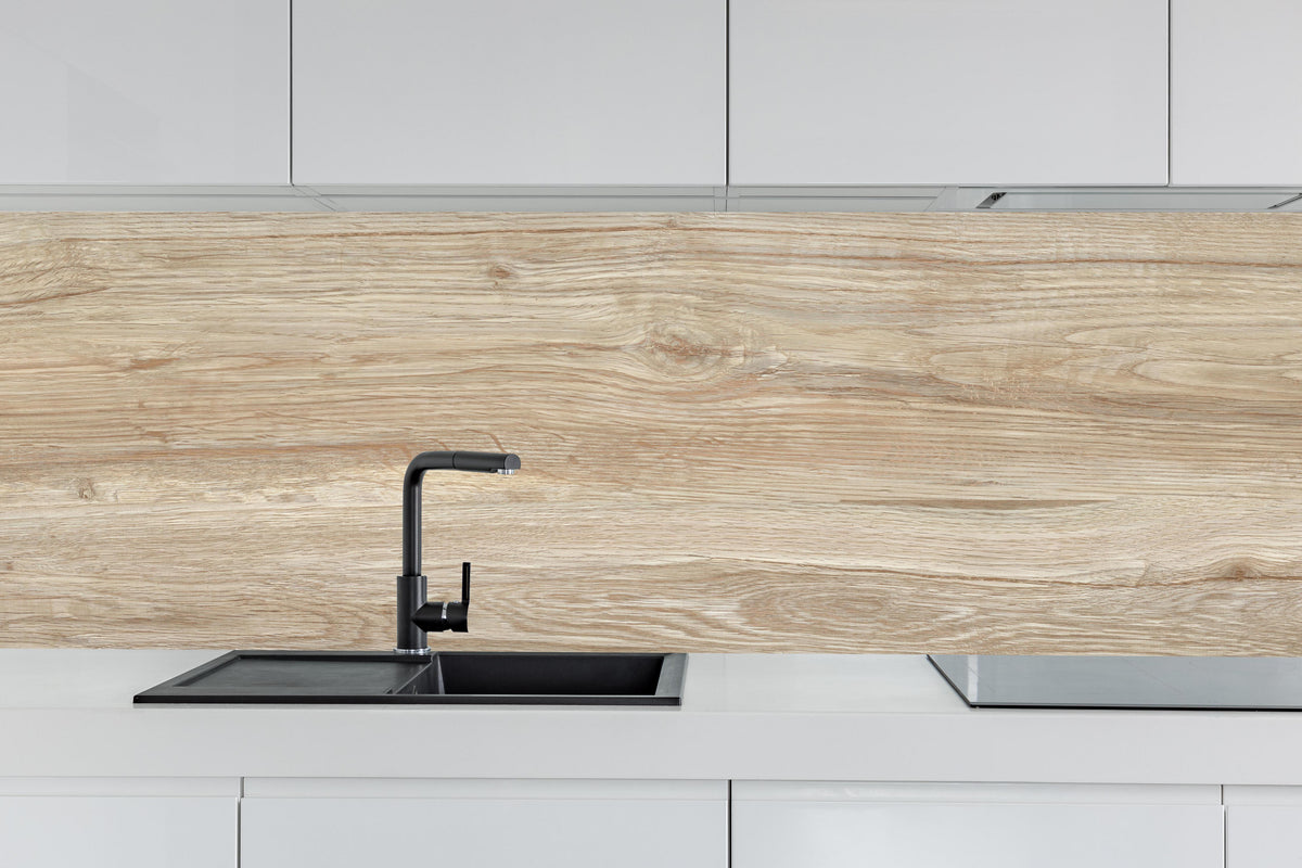 Küche - Natürliche Holztextur Hintergrund hinter weißen Hochglanz-Küchenregalen und schwarzem Wasserhahn