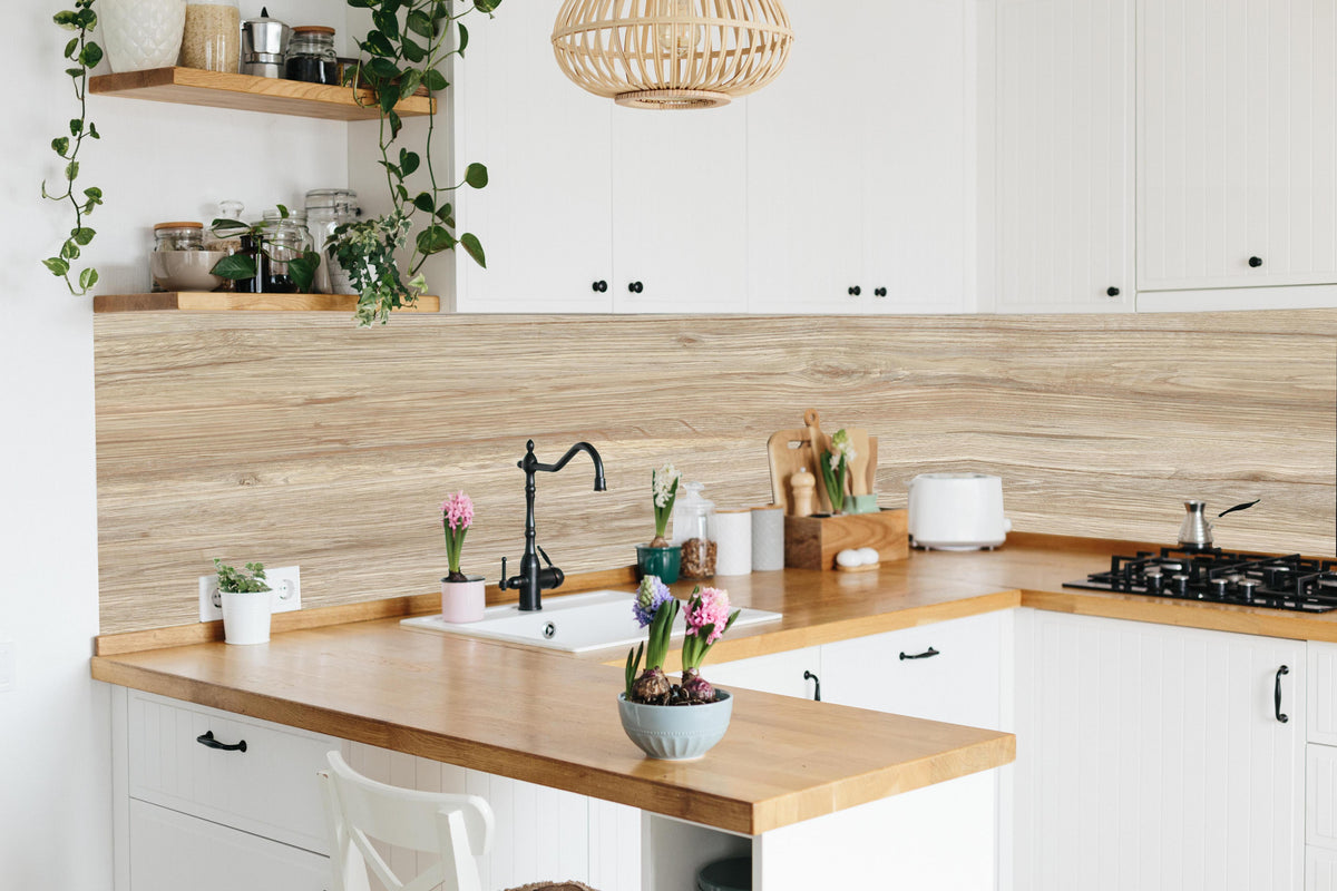 Küche - Natürliche Holztextur Hintergrund in lebendiger Küche mit bunten Blumen
