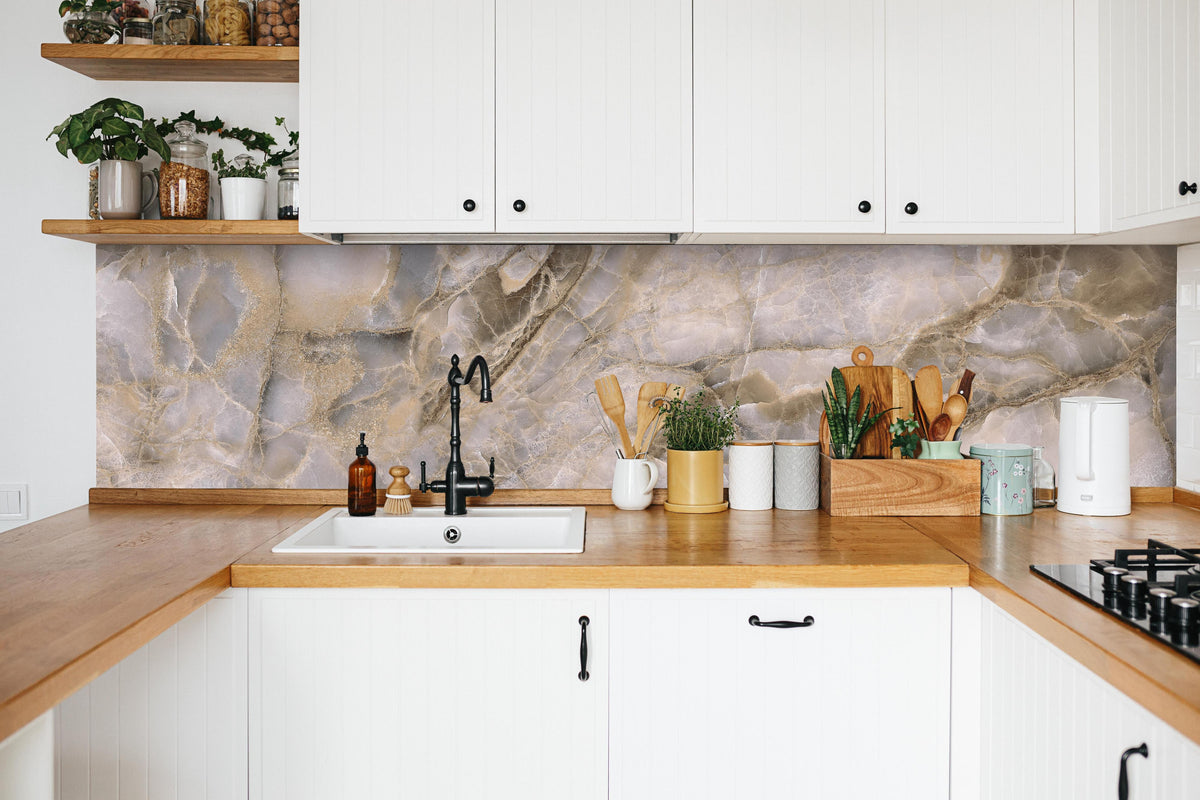 Küche - Natürliche graue Onyx Oberfläche in weißer Küche hinter Gewürzen und Kochlöffeln aus Holz