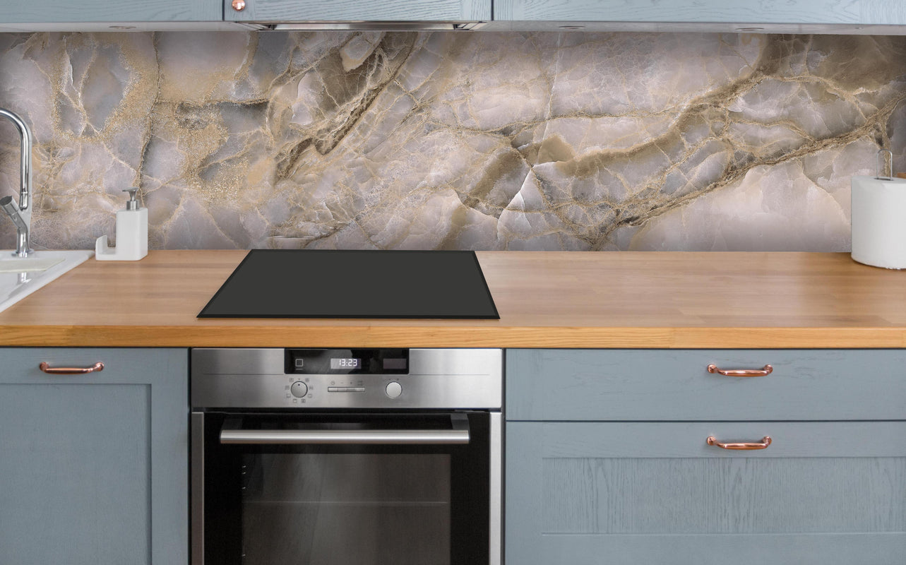 Küche - Natürliche graue Onyx Oberfläche über polierter Holzarbeitsplatte mit Cerankochfeld