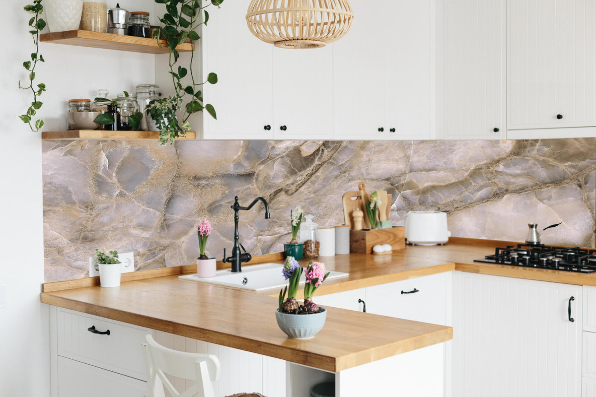Küche - Natürliche graue Onyx Oberfläche in lebendiger Küche mit bunten Blumen