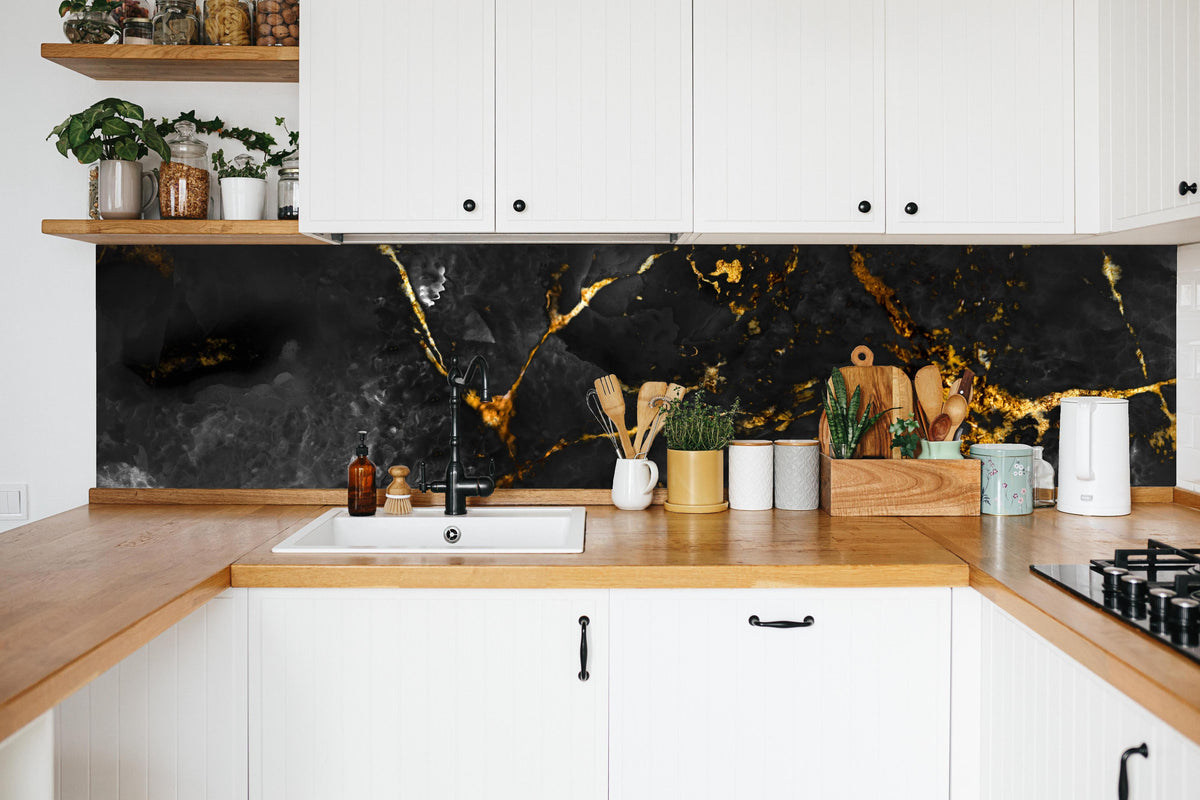Küche - Natürliche schwarze Marmorstruktur mit goldenen Adern in weißer Küche hinter Gewürzen und Kochlöffeln aus Holz