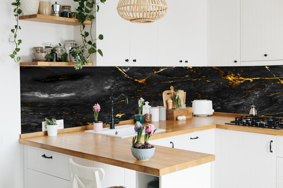Küche - Natürliche schwarze Marmorstruktur mit goldenen Adern in lebendiger Küche mit bunten Blumen