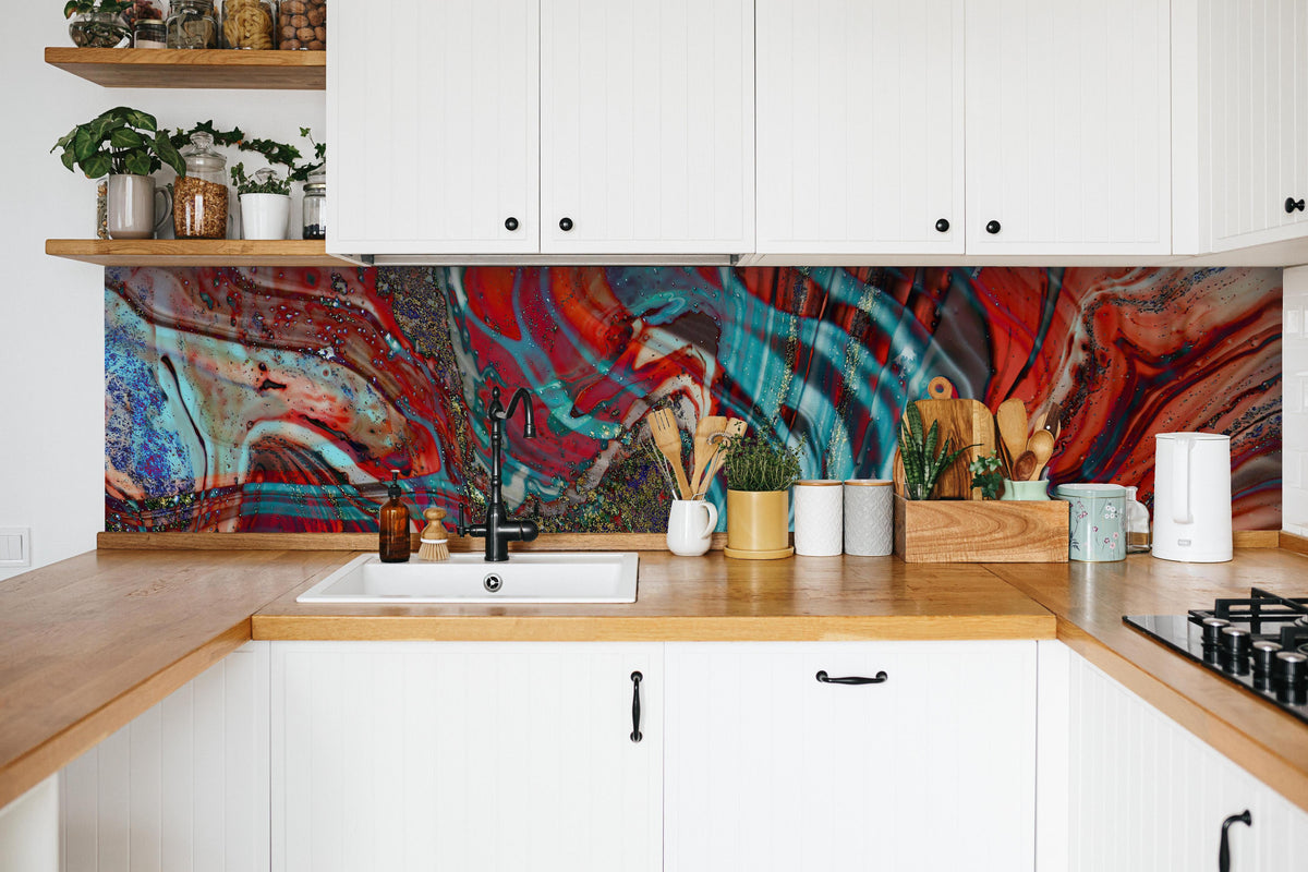 Küche - Natürlicher Luxus Marmor in weißer Küche hinter Gewürzen und Kochlöffeln aus Holz