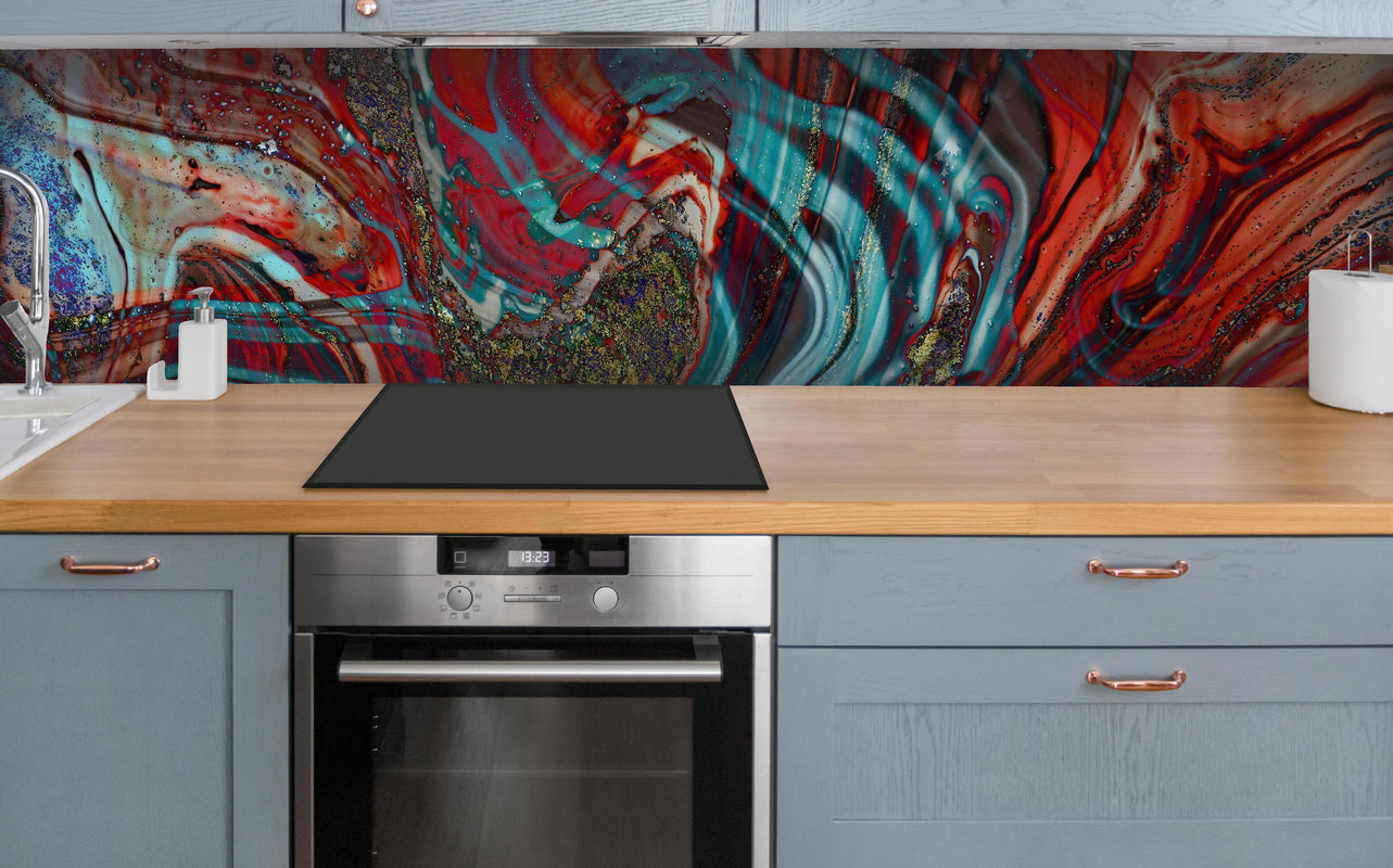 Küche - Natürlicher Luxus Marmor über polierter Holzarbeitsplatte mit Cerankochfeld