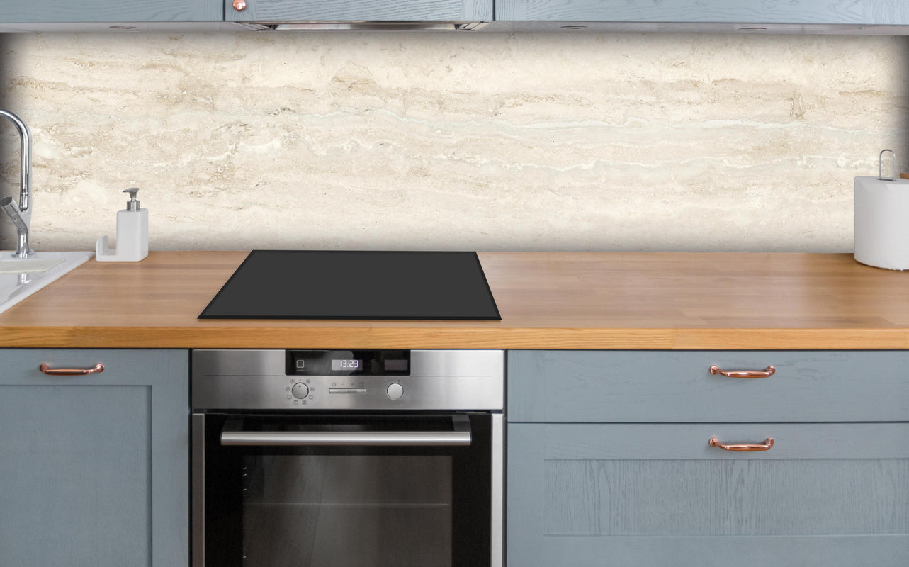 Küche - Natürlicher Travertin-Stein über polierter Holzarbeitsplatte mit Cerankochfeld