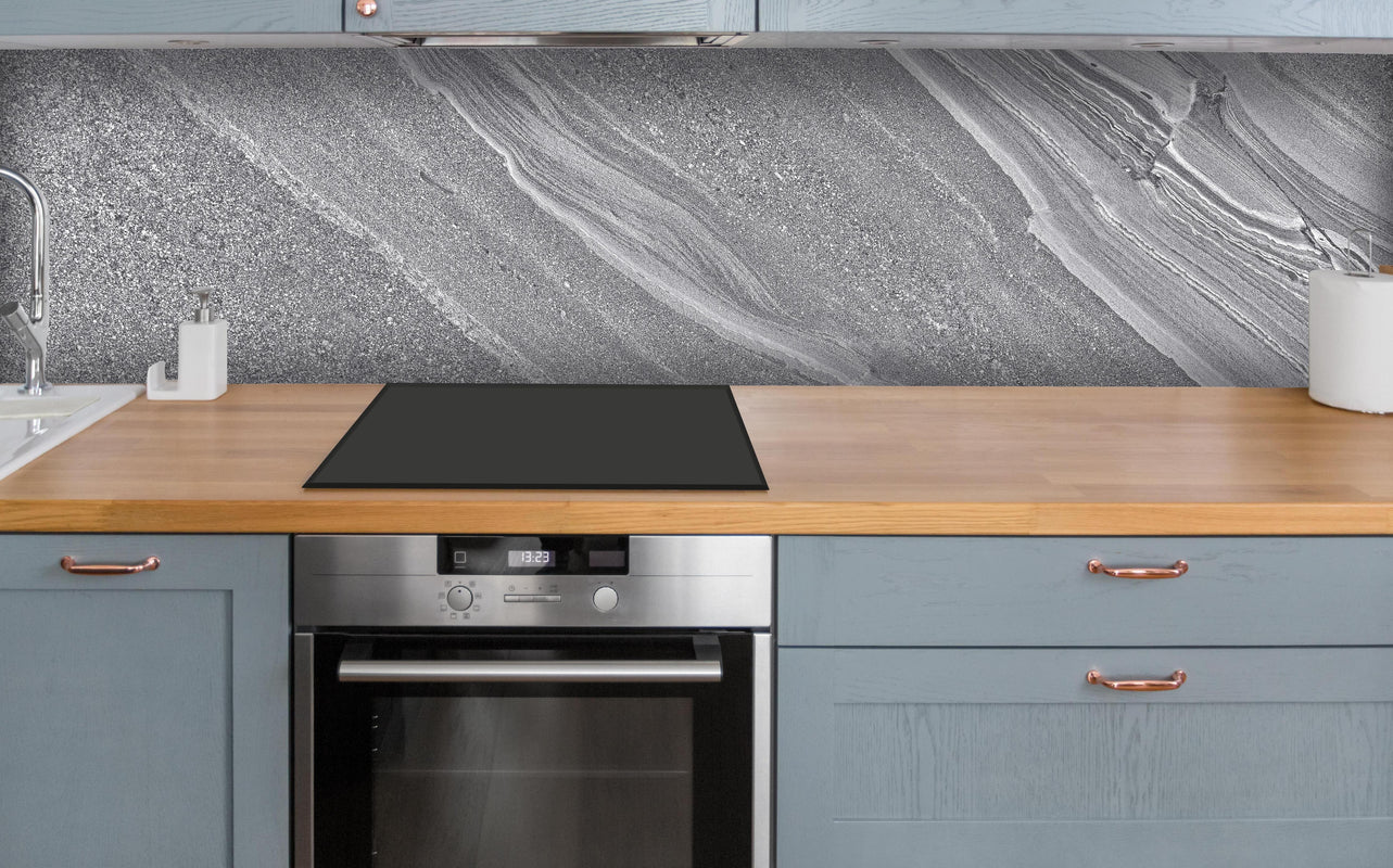 Küche - Natürlicher gräulicher Marmor über polierter Holzarbeitsplatte mit Cerankochfeld