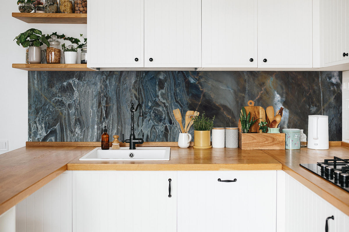 Küche - Natürliches Muster aus Marmor in weißer Küche hinter Gewürzen und Kochlöffeln aus Holz