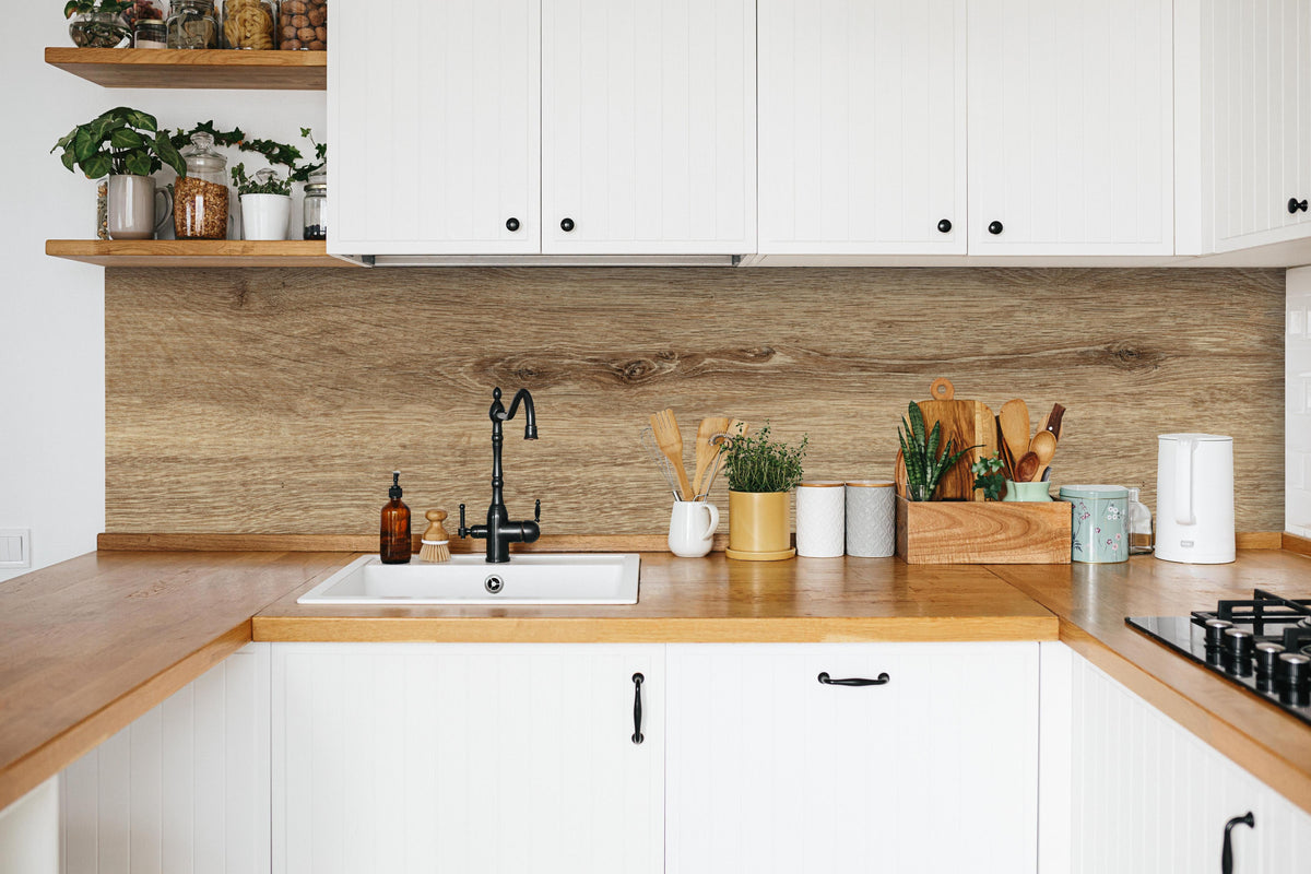 Küche - Naturbraune Altholztextur 1 in weißer Küche hinter Gewürzen und Kochlöffeln aus Holz