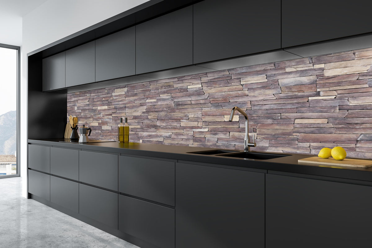 Küche - Natursteinmauer aus Sandstein in tiefschwarzer matt-premium Einbauküche