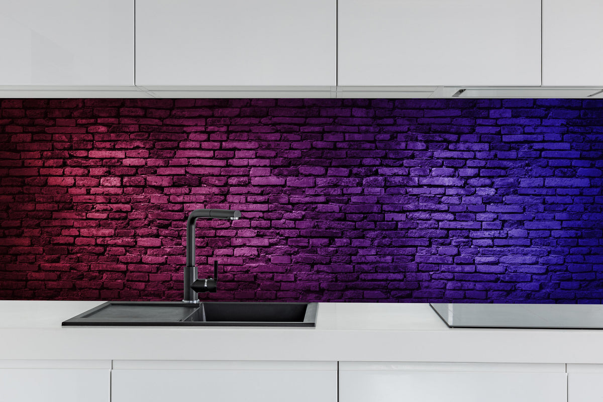 Küche - Neonlicht auf Ziegelwand hinter weißen Hochglanz-Küchenregalen und schwarzem Wasserhahn