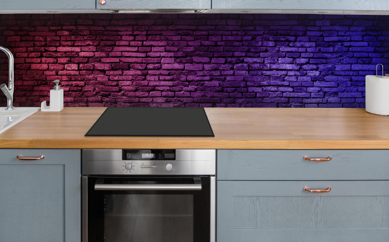 Küche - Neonlicht auf Ziegelwand über polierter Holzarbeitsplatte mit Cerankochfeld