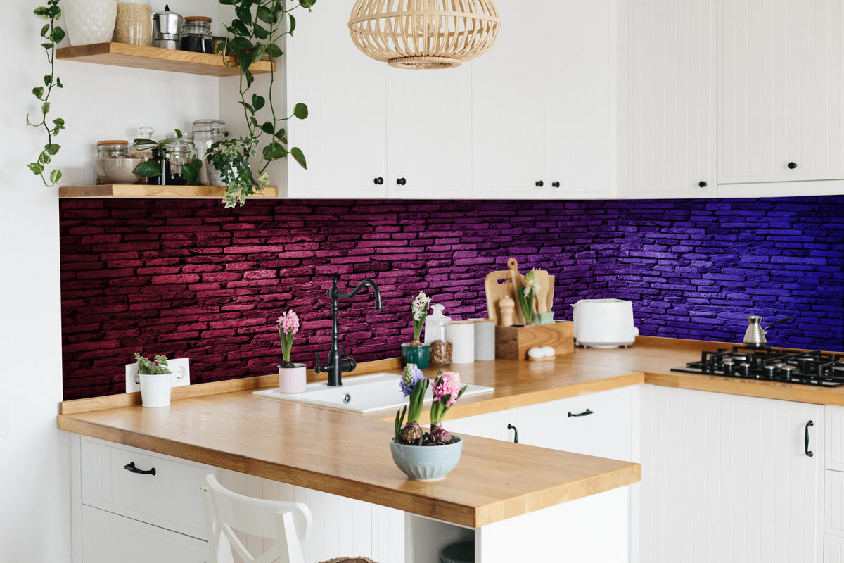 Küche - Neonlicht auf Ziegelwand in lebendiger Küche mit bunten Blumen