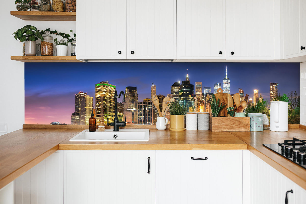 Küche - New York City Skyline in weißer Küche hinter Gewürzen und Kochlöffeln aus Holz