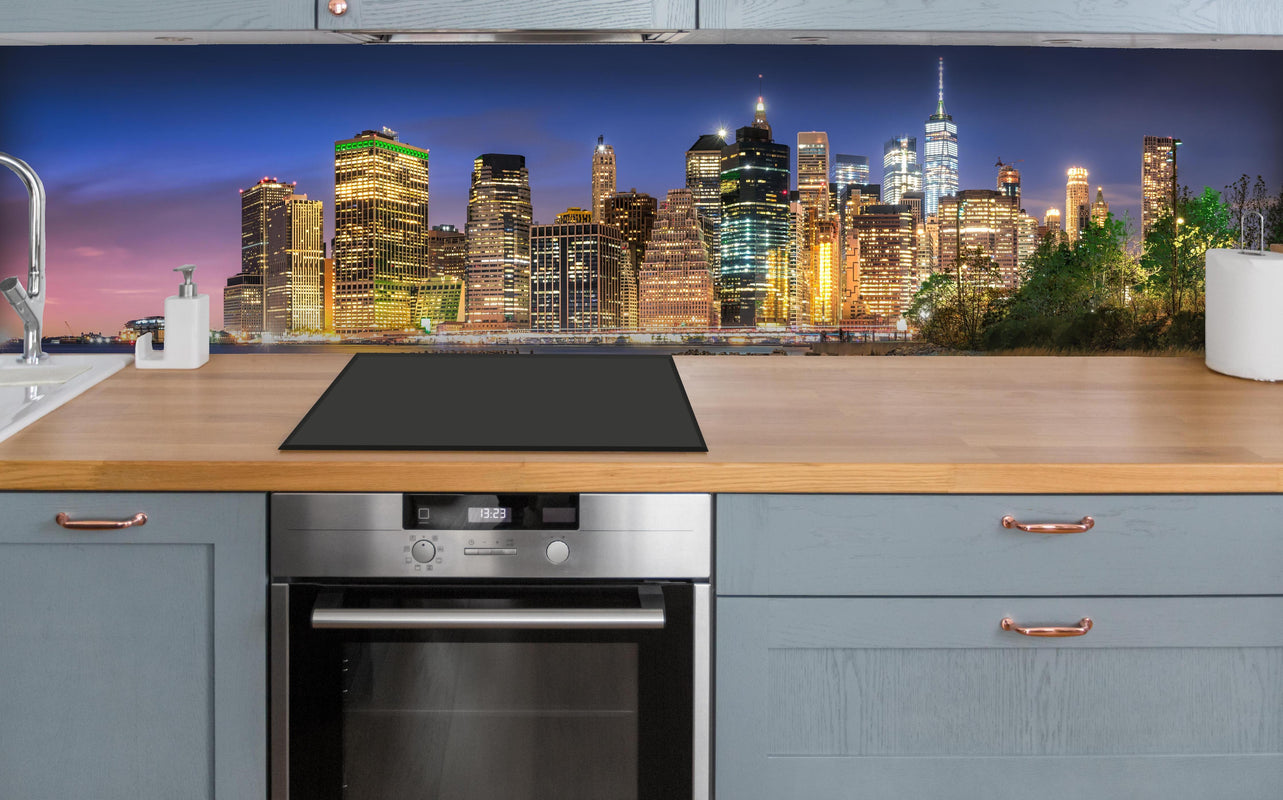 Küche - New York City Skyline über polierter Holzarbeitsplatte mit Cerankochfeld