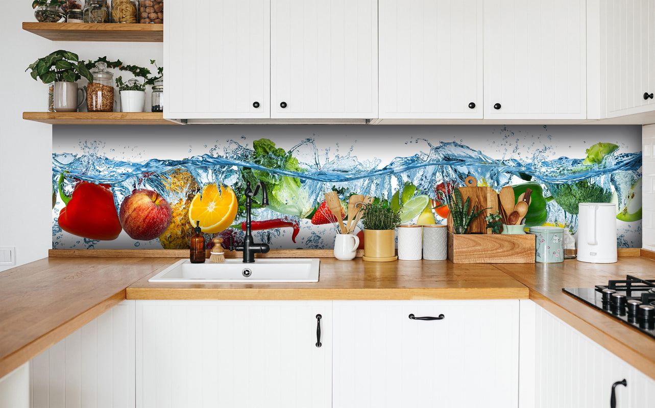 Küche - Obst & Gemüse im Wasser in weißer Küche hinter Gewürzen und Kochlöffeln aus Holz