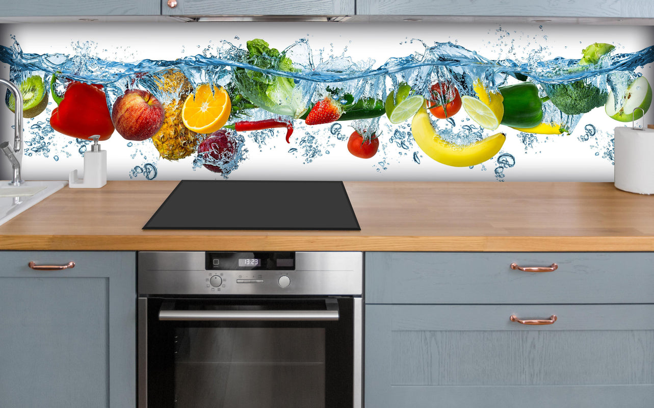 Küche - Obst & Gemüse im Wasser über polierter Holzarbeitsplatte mit Cerankochfeld