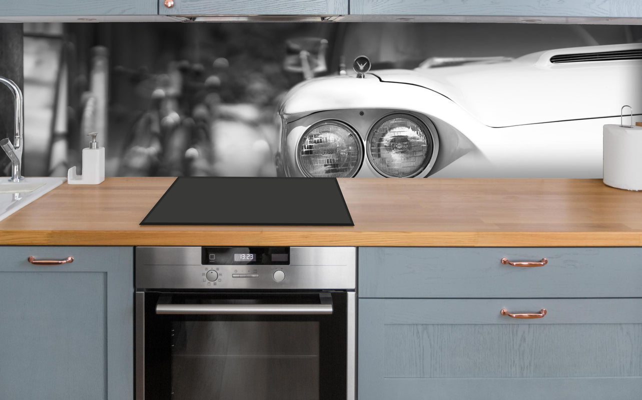 Küche - Oldtimer-Scheinwerfer über polierter Holzarbeitsplatte mit Cerankochfeld