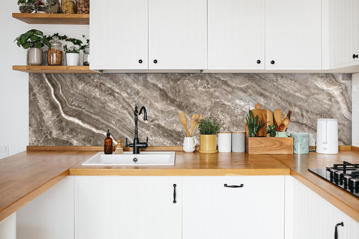 Küche - Onyx Marmortextur in weißer Küche hinter Gewürzen und Kochlöffeln aus Holz
