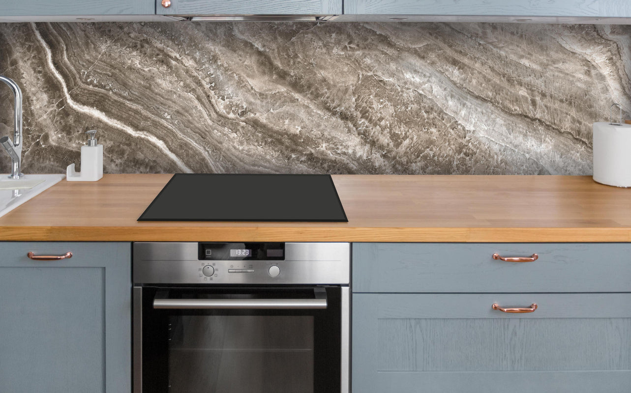Küche - Onyx Marmortextur über polierter Holzarbeitsplatte mit Cerankochfeld