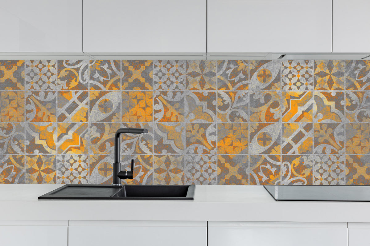 Küche - Orange Helles Licht Stein Beton hinter weißen Hochglanz-Küchenregalen und schwarzem Wasserhahn