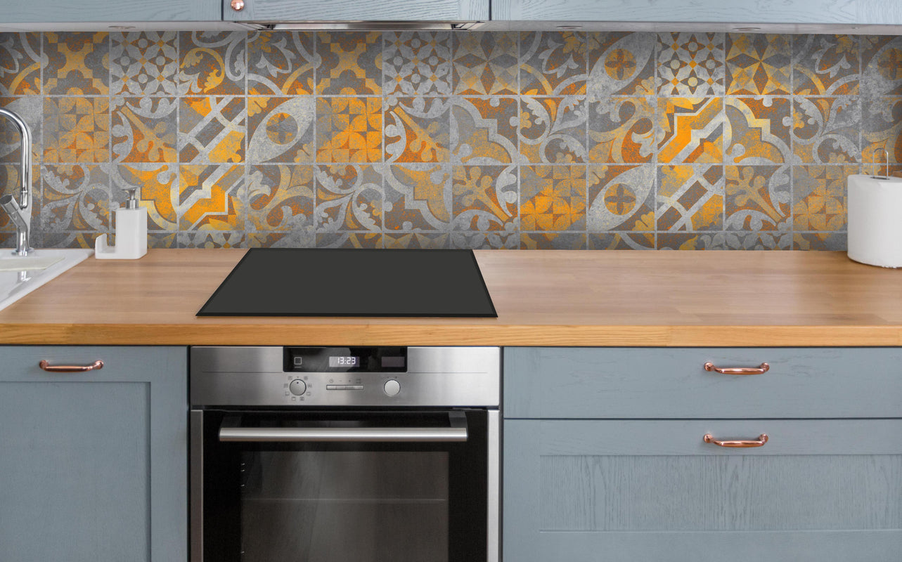 Küche - Orange Helles Licht Stein Beton über polierter Holzarbeitsplatte mit Cerankochfeld