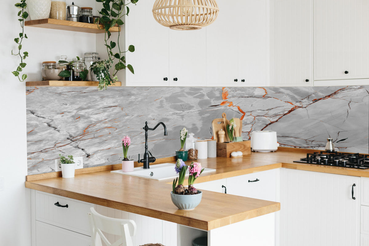 Küche - Orange-Weiß natürliche Marmortextur in lebendiger Küche mit bunten Blumen
