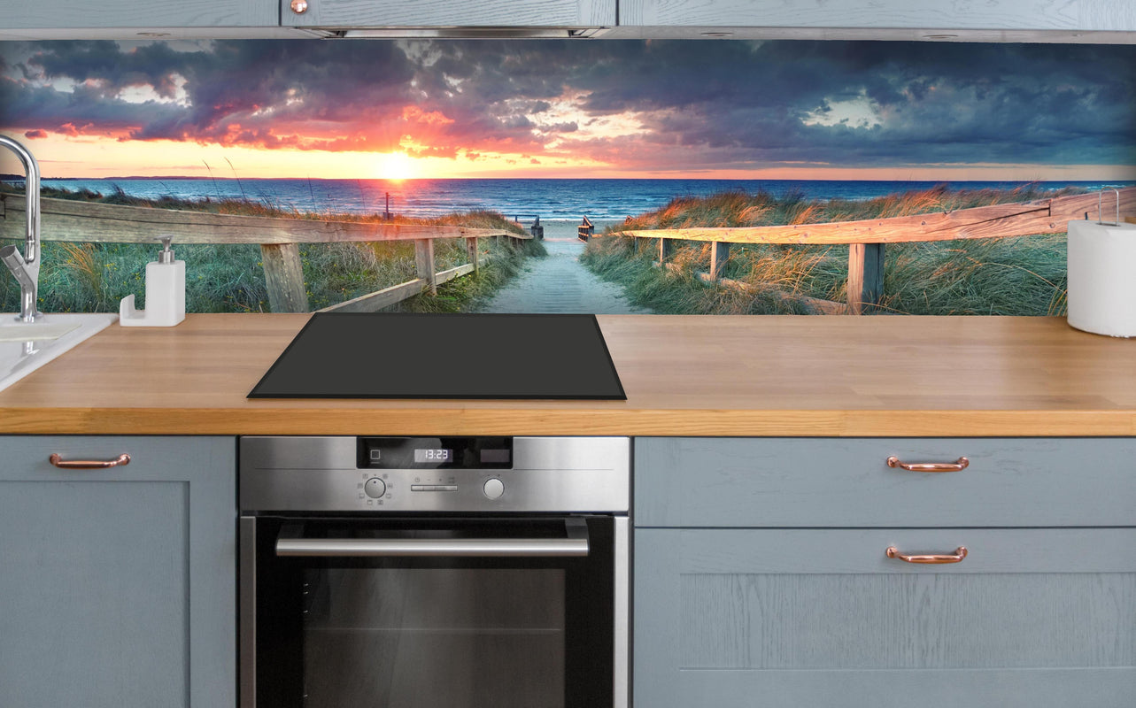 Küche - Ostseepanorama über polierter Holzarbeitsplatte mit Cerankochfeld
