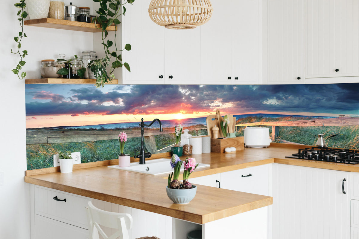 Küche - Ostseepanorama in lebendiger Küche mit bunten Blumen