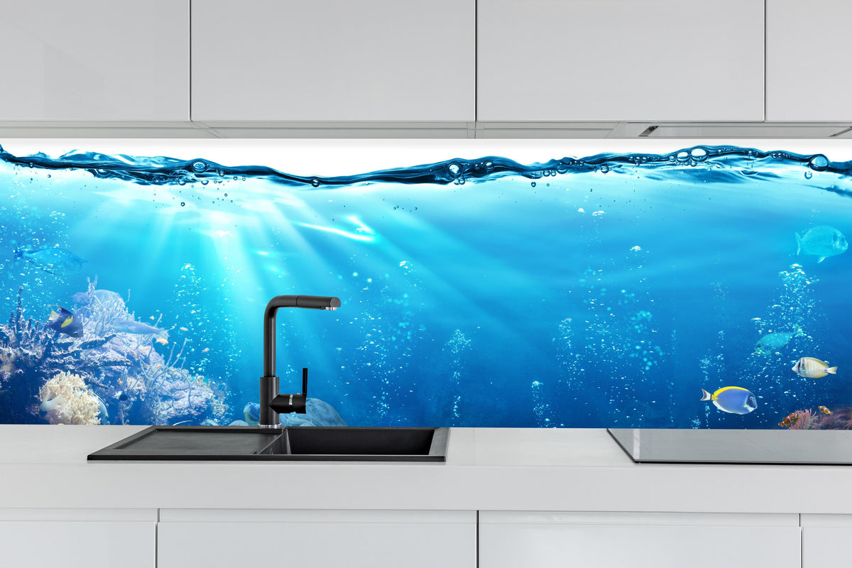 Küche - Ozeantiere - Unterwasser hinter weißen Hochglanz-Küchenregalen und schwarzem Wasserhahn