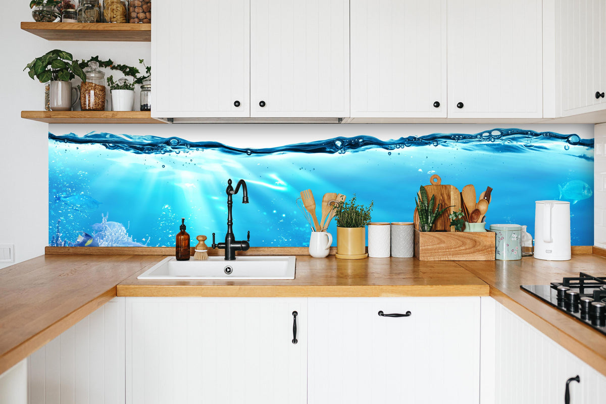 Küche - Ozeantiere - Unterwasser in weißer Küche hinter Gewürzen und Kochlöffeln aus Holz
