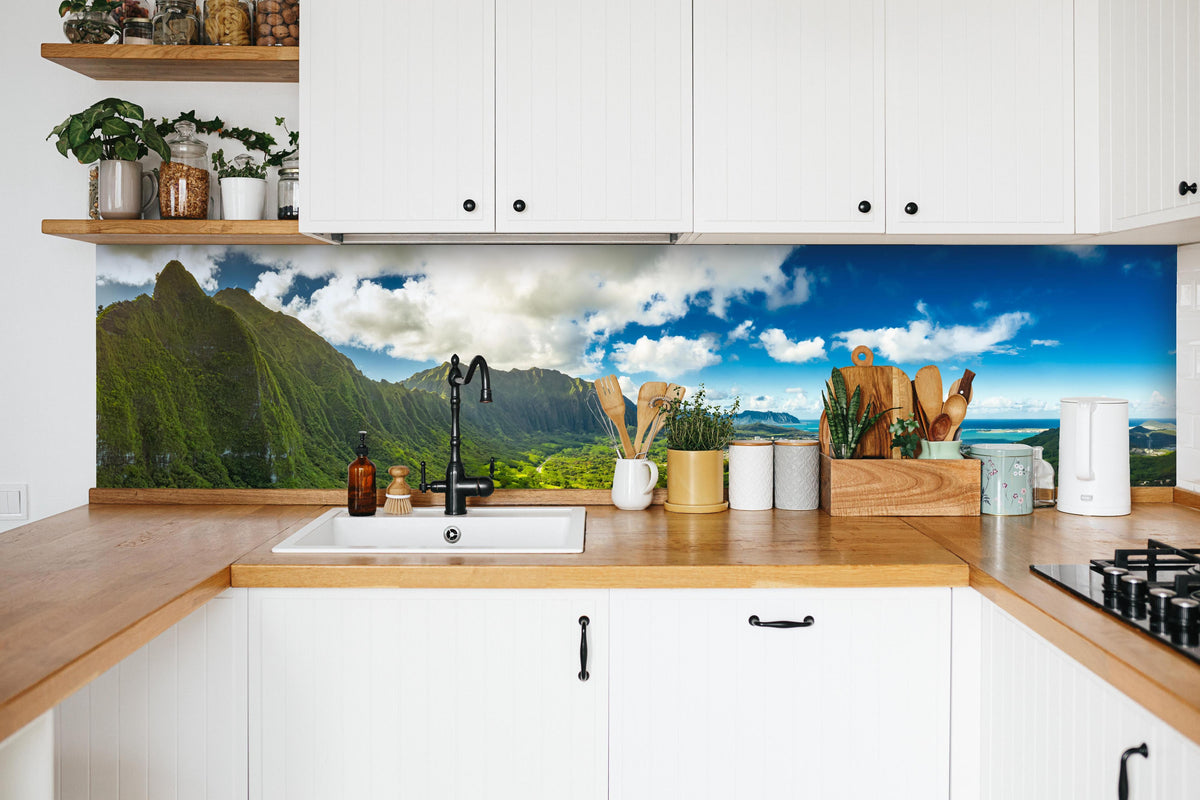 Küche - Pali Lookout Klippen in Hawaii in weißer Küche hinter Gewürzen und Kochlöffeln aus Holz