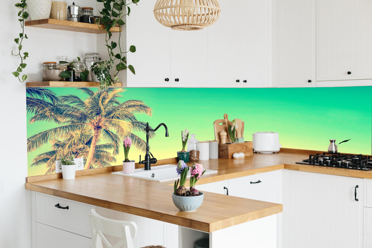Küche - Palme im Panorama-Himmel in lebendiger Küche mit bunten Blumen