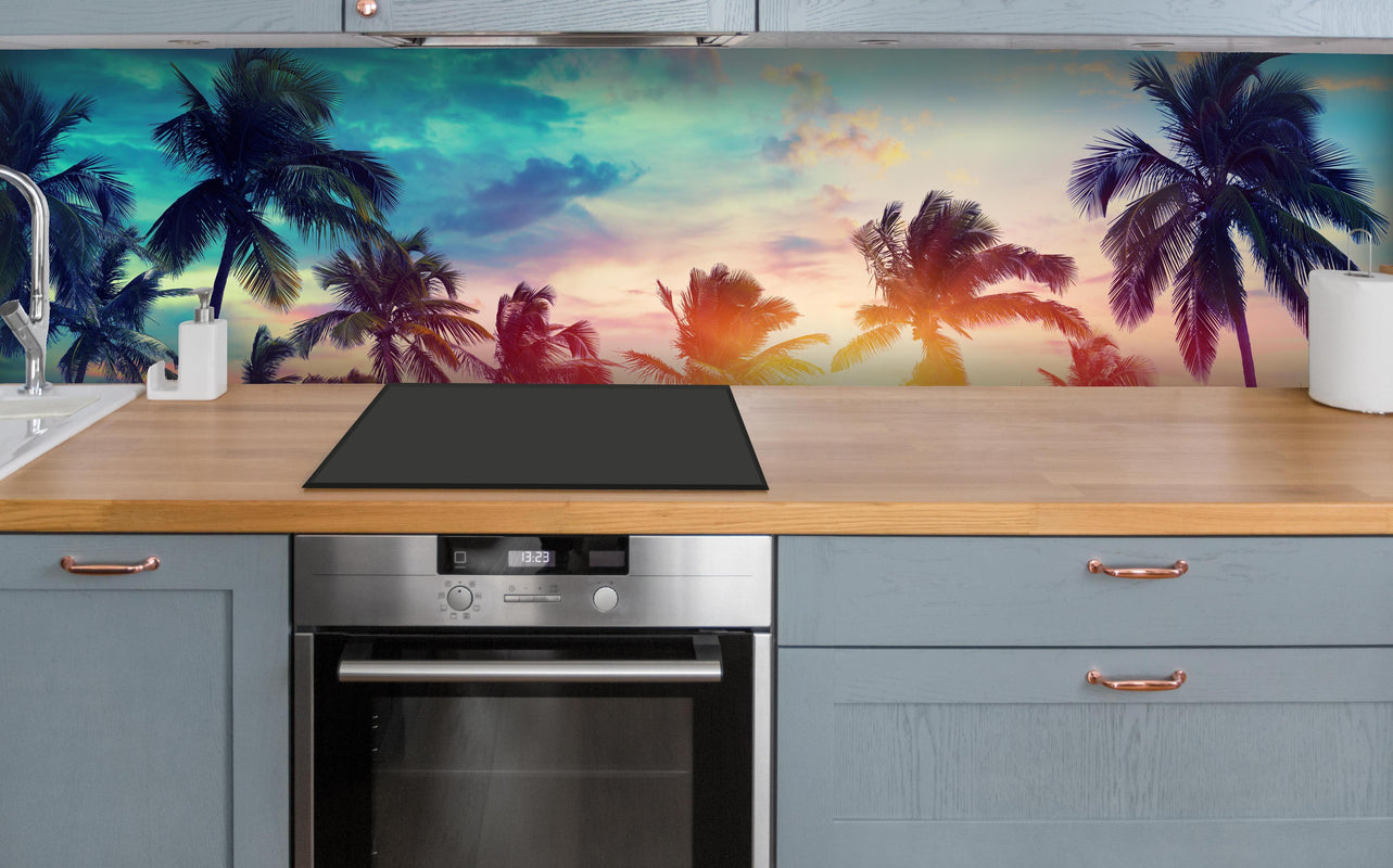Küche - Palmen Silhouetten - Karibik über polierter Holzarbeitsplatte mit Cerankochfeld