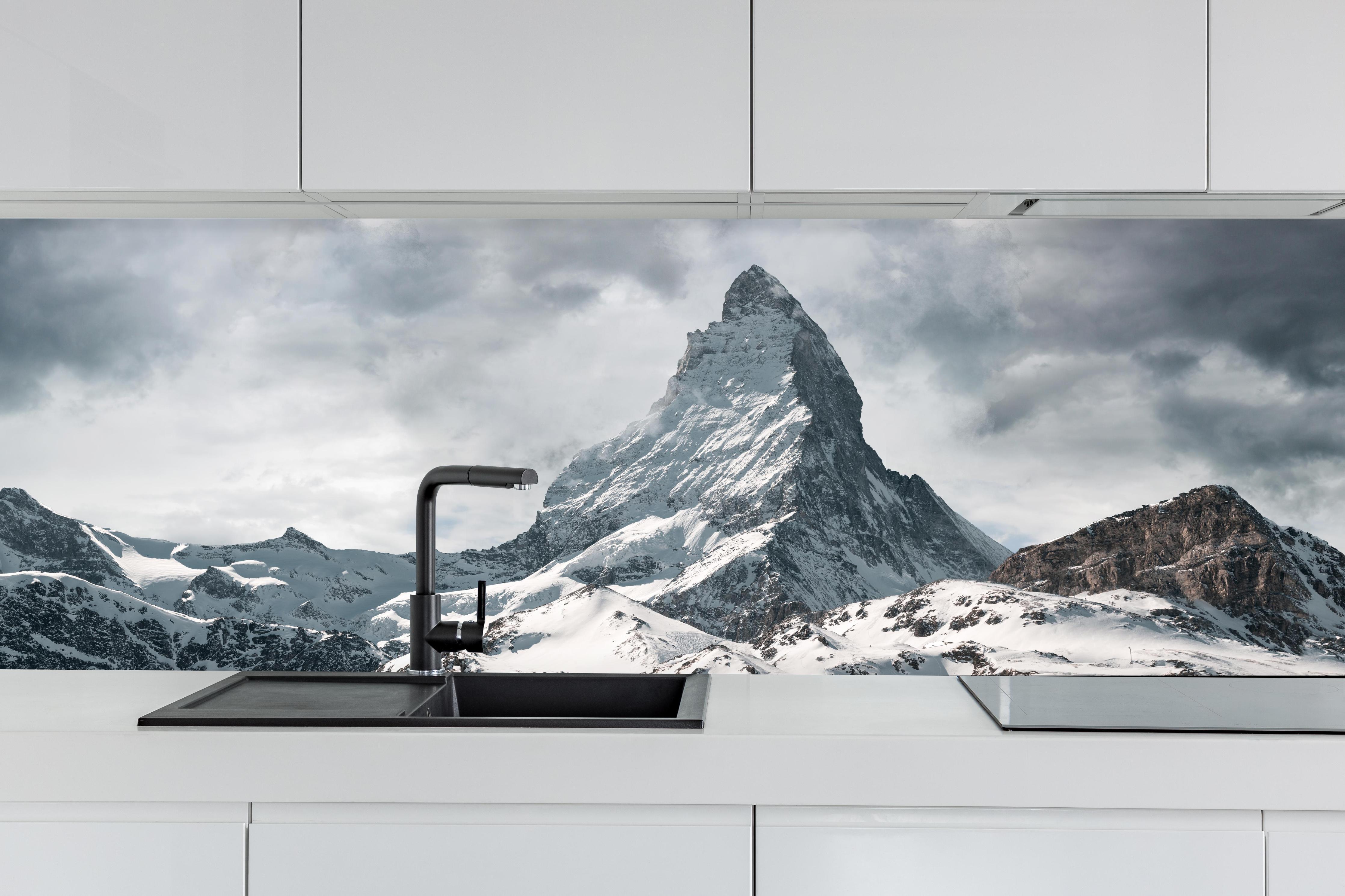 Küche - Panorama - Majestätischer Matterhorn - Alpen hinter weißen Hochglanz-Küchenregalen und schwarzem Wasserhahn