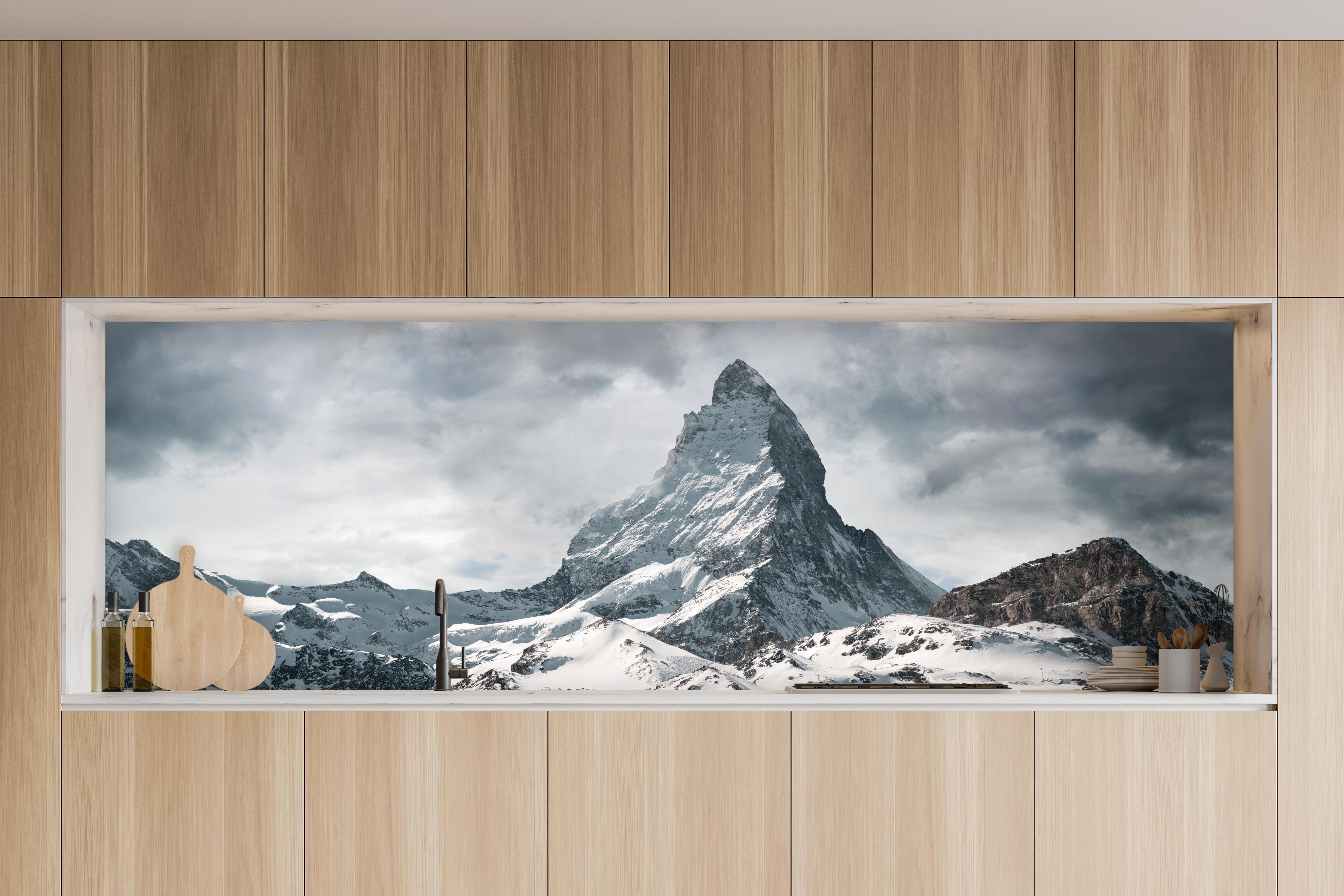 Küche - Panorama - Majestätischer Matterhorn - Alpen in charakteristischer Vollholz-Küche mit modernem Gasherd