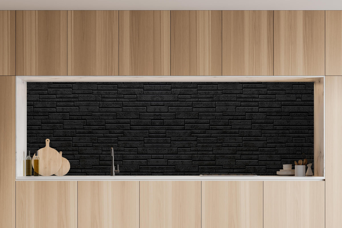 Küche - Panorama - Schwarze Steinmauer in charakteristischer Vollholz-Küche mit modernem Gasherd