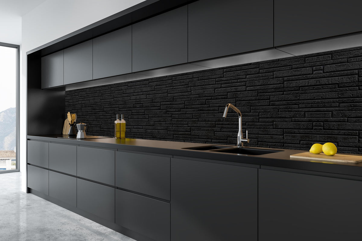 Küche - Panorama - Schwarze Steinmauer in tiefschwarzer matt-premium Einbauküche