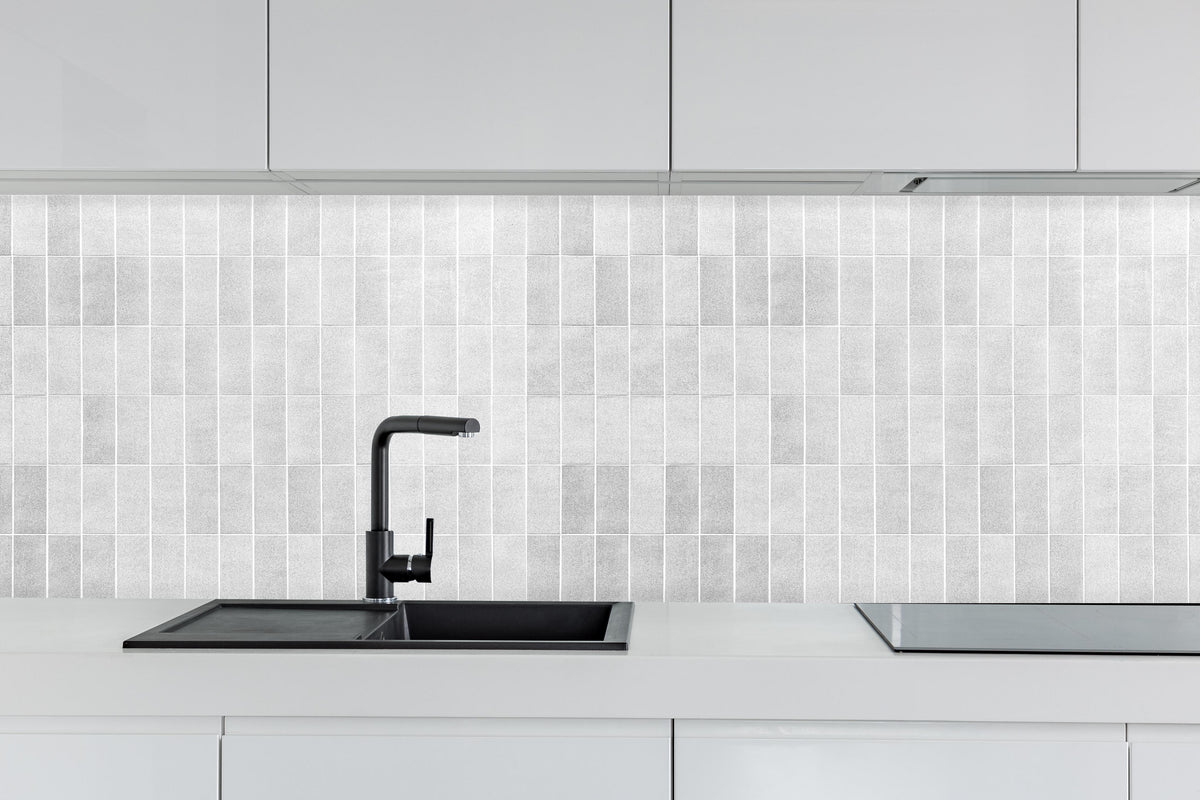 Küche - Panorama - Vintage weißen Fliesen hinter weißen Hochglanz-Küchenregalen und schwarzem Wasserhahn