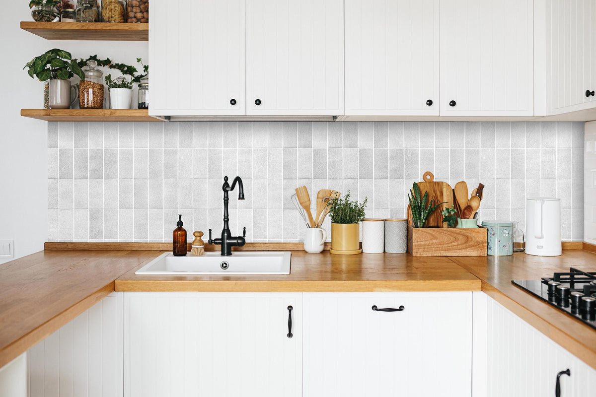 Küche - Panorama - Vintage weißen Fliesen in weißer Küche hinter Gewürzen und Kochlöffeln aus Holz